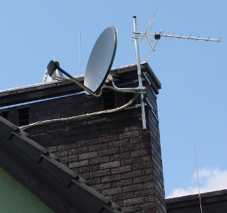 MONTAŻ I SERWIS ANTEN RTV-SAT montaż i ustawianie anten satelitarnych - instalacja anteny na dachu budynku